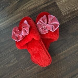 NEW Women’s 8/9 Red Fuzzy Slipper Sandals with Pink Bows
